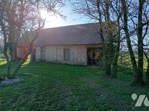 Longère, rdc:  cuis, séj/salon, buanderie, 1 ch, wc, sdb.  Etg: 3 chs, sdb, wc. Bâtiments, terrain.