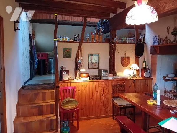 Longère, rdc:  cuis, séj/salon, buanderie, 1 ch, wc, sdb.  Etg: 3 chs, sdb, wc. Bâtiments, terrain.