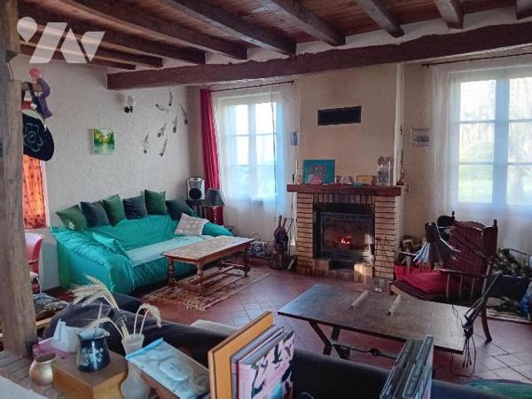 Longère, rdc:  cuis, séj/salon, buanderie, 1 ch, wc, sdb.  Etg: 3 chs, sdb, wc. Bâtiments, terrain.