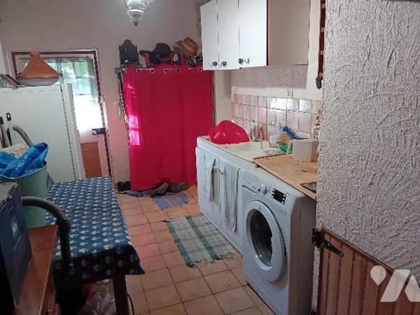 Longère, rdc:  cuis, séj/salon, buanderie, 1 ch, wc, sdb.  Etg: 3 chs, sdb, wc. Bâtiments, terrain.