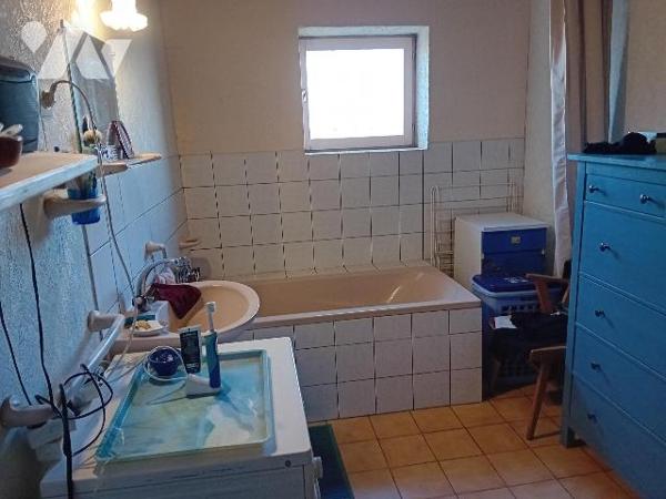 Longère, rdc:  cuis, séj/salon, buanderie, 1 ch, wc, sdb.  Etg: 3 chs, sdb, wc. Bâtiments, terrain.