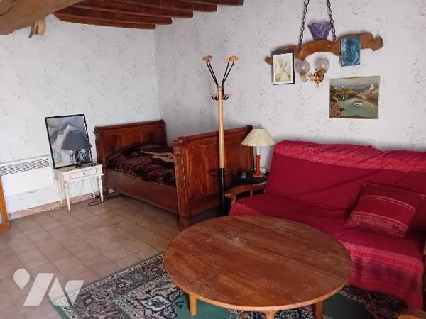 Longère, rdc:  cuis, séj/salon, buanderie, 1 ch, wc, sdb.  Etg: 3 chs, sdb, wc. Bâtiments, terrain.