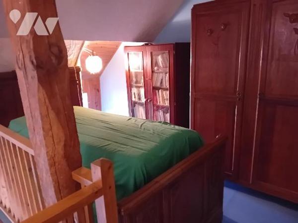 Longère, rdc:  cuis, séj/salon, buanderie, 1 ch, wc, sdb.  Etg: 3 chs, sdb, wc. Bâtiments, terrain.