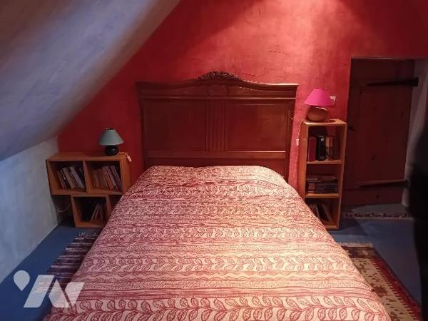 Longère, rdc:  cuis, séj/salon, buanderie, 1 ch, wc, sdb.  Etg: 3 chs, sdb, wc. Bâtiments, terrain.