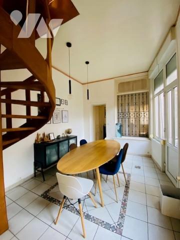 Centre-ville de DUNKERQUE : Duplex du 19ième, alliant authenticité et cachet d'époque.