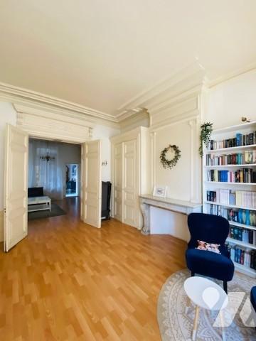 Centre-ville de DUNKERQUE : Duplex du 19ième, alliant authenticité et cachet d'époque.