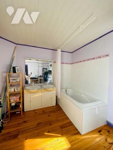 Centre-ville de DUNKERQUE : Duplex du 19ième, alliant authenticité et cachet d'époque.