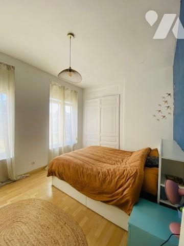 Centre-ville de DUNKERQUE : Duplex du 19ième, alliant authenticité et cachet d'époque.