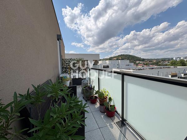 Dernier étage : T5 récent de 97 m² avec terrasse, climatisation et 2 garages