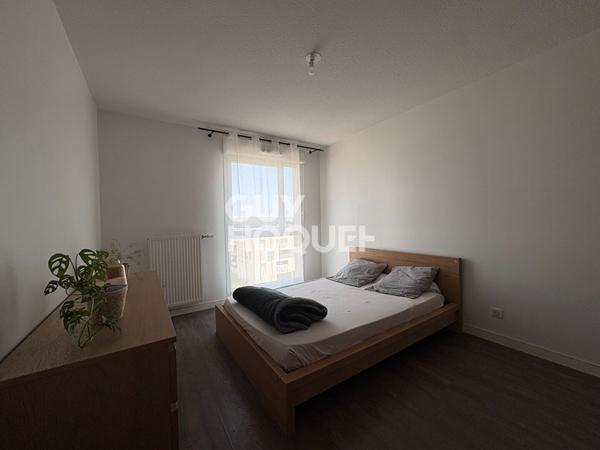 Dernier étage : T5 récent de 97 m² avec terrasse, climatisation et 2 garages