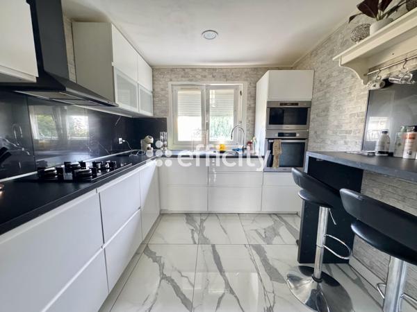 Maison
         5 pièces
        - 100 m² 220 000 € *