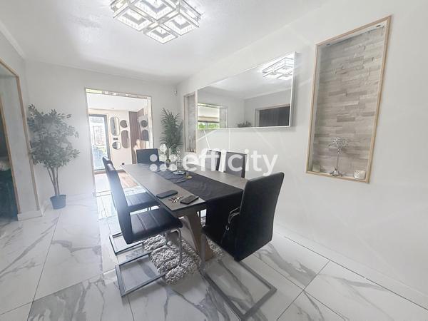 Maison
         5 pièces
        - 100 m² 220 000 € *