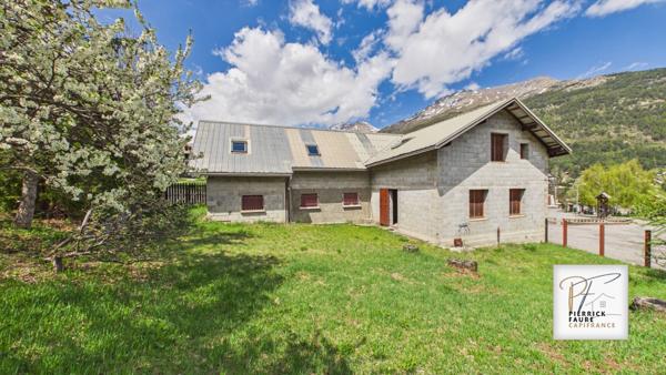 LA SALLE-LES-ALPES – 4 GARAGES +198 m² DE STOCKAGE – PRODUIT RARE