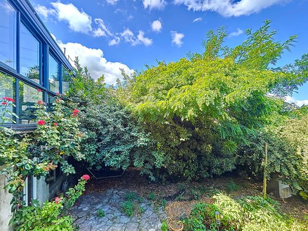 MAISON FAMILIALE RENOVEE, GRAND JARDIN EN ESPALIER, A DEUX PAS DE LA GARE ET DES COMMODITES