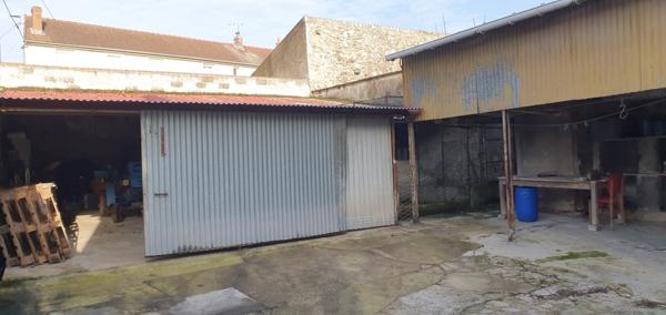 Verneuil (51700) MAISON AVEC DEPENDANCES ET COUR