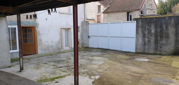 Verneuil (51700) MAISON AVEC DEPENDANCES ET COUR