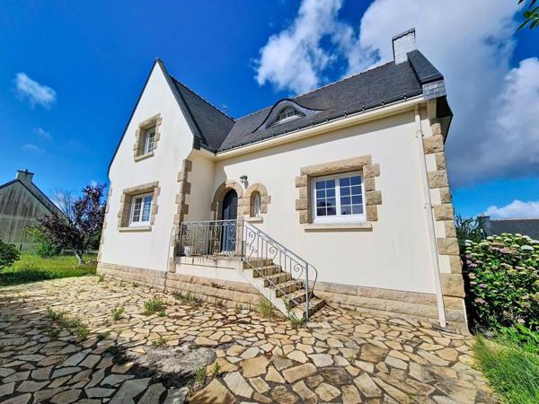 CAUDAN : Jolie maison traditionnelle sur sous-sol complet