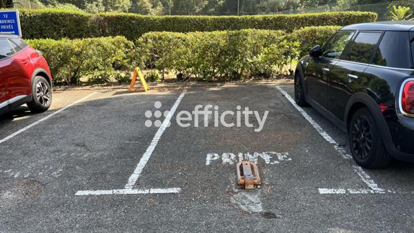 Parking
        
        - 13 m² 25 000 € *