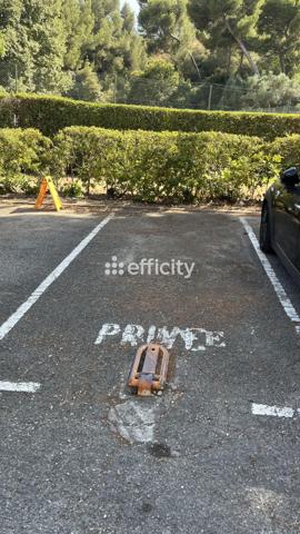 Parking
        
        - 13 m² 25 000 € *