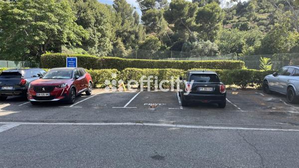 Parking
        
        - 13 m² 25 000 € *