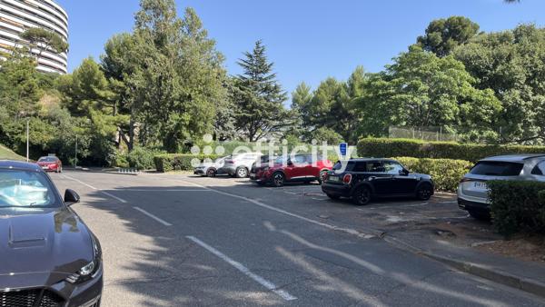Parking
        
        - 13 m² 25 000 € *