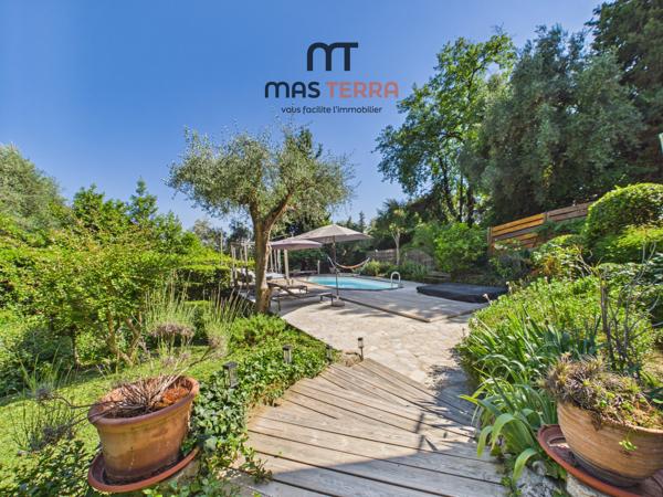 Maison
         6 pièces
        - 200 m² Bien prestige 825 000 € *