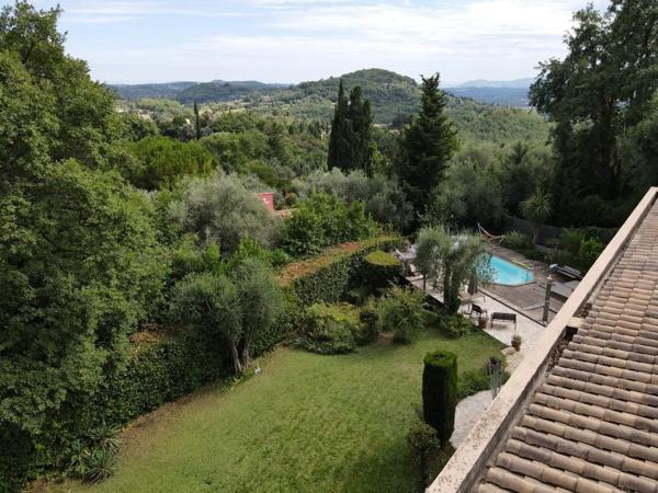 Maison
         6 pièces
        - 200 m² Bien prestige 825 000 € *