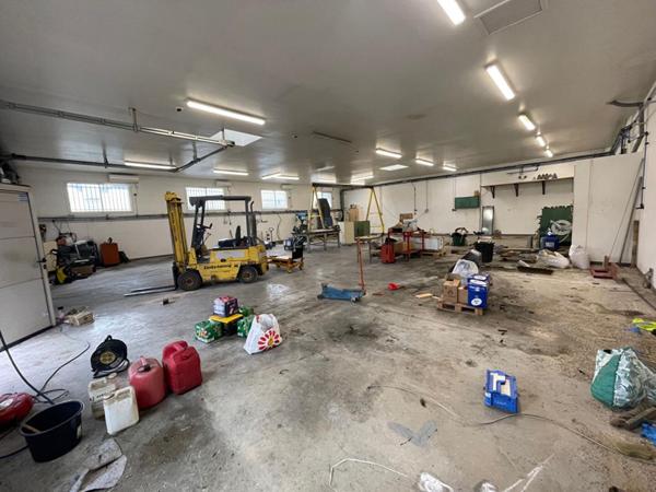 Carpentras (84200) Murs hangar bureaux  410 m², terrain de 1000m²