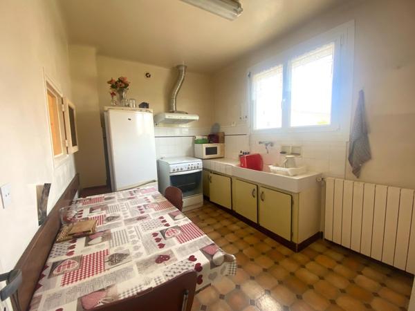 PETIT BUDGET POUR CETTE MAISON DE VILLE FONCTIONNELLE ET HABITABLE SANS TRAVAUX