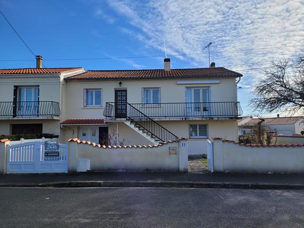 ROCHEFORT - Proche des écoles commerces et gare - Maison de 144 m2 de type 5 - double garage et jardin