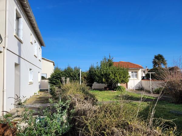ROCHEFORT - Proche des écoles commerces et gare - Maison de 144 m2 de type 5 - double garage et jardin