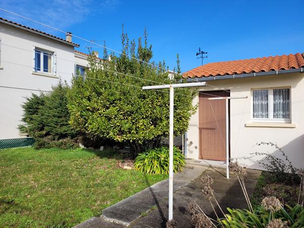 ROCHEFORT - Proche des écoles commerces et gare - Maison de 144 m2 de type 5 - double garage et jardin