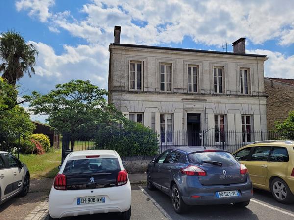TONNAY CHARENTE maison bourgeoise de 163 m² et grange réhabilitée de 80 m² sur parcelle de 1682 m²
