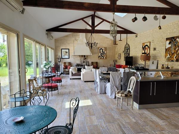 TONNAY CHARENTE maison bourgeoise de 163 m² et grange réhabilitée de 80 m² sur parcelle de 1682 m²