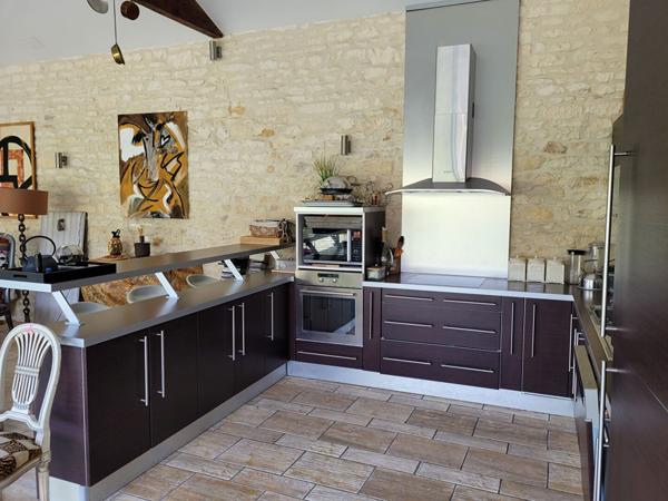 TONNAY CHARENTE maison bourgeoise de 163 m² et grange réhabilitée de 80 m² sur parcelle de 1682 m²