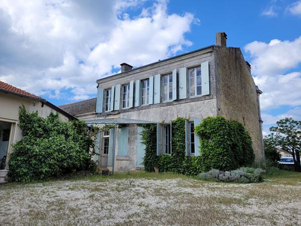 TONNAY CHARENTE maison bourgeoise de 163 m² et grange réhabilitée de 80 m² sur parcelle de 1682 m²