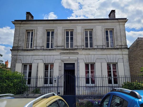 TONNAY CHARENTE maison bourgeoise de 163 m² et grange réhabilitée de 80 m² sur parcelle de 1682 m²