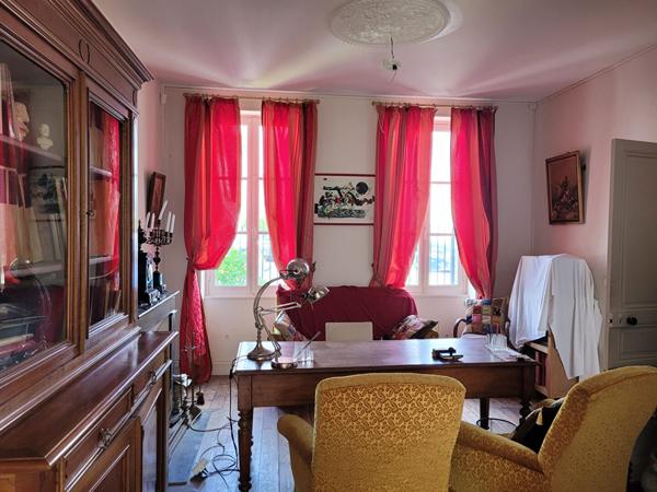 TONNAY CHARENTE maison bourgeoise de 163 m² et grange réhabilitée de 80 m² sur parcelle de 1682 m²