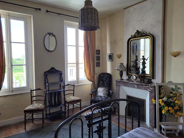 TONNAY CHARENTE maison bourgeoise de 163 m² et grange réhabilitée de 80 m² sur parcelle de 1682 m²