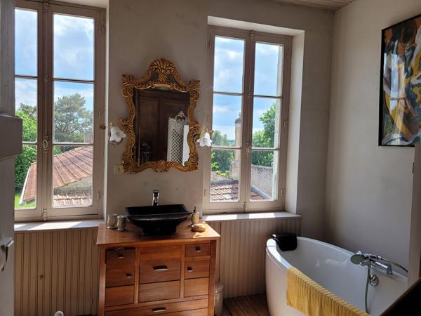 TONNAY CHARENTE maison bourgeoise de 163 m² et grange réhabilitée de 80 m² sur parcelle de 1682 m²