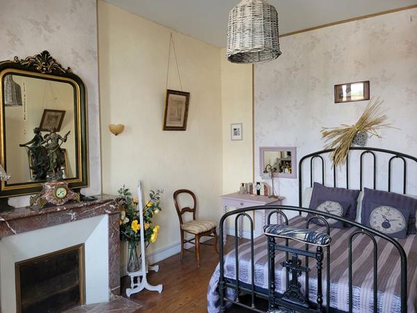 TONNAY CHARENTE maison bourgeoise de 163 m² et grange réhabilitée de 80 m² sur parcelle de 1682 m²