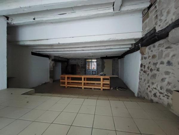 Immeuble à rénover avec beau potentiel