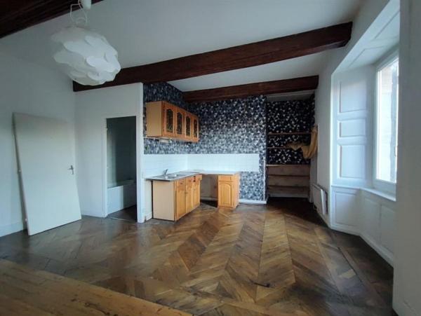 Immeuble à rénover avec beau potentiel