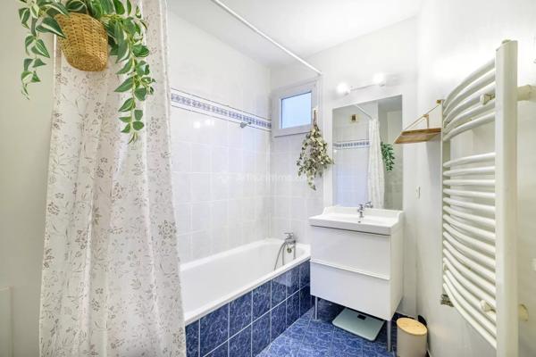 Vente                                                      Appartement
                        
                     3 pièces                      64 m2                     à Lyon 3