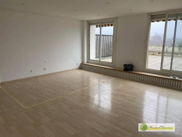 Grand appartement lumineux avec terrasse à Angoulême