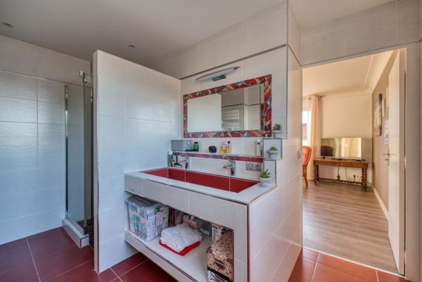 Élégante maison de caractère avec vue mer et piscine