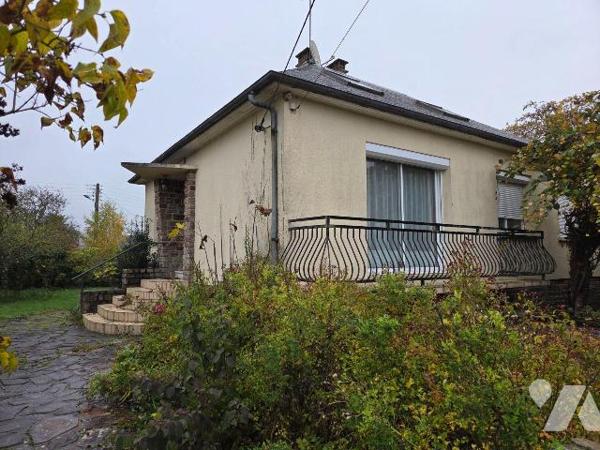 VILLAINES-LA-JUHEL (53), proche commodités, pavillon surélevé sur sous-sol de 1966 comprenant e...