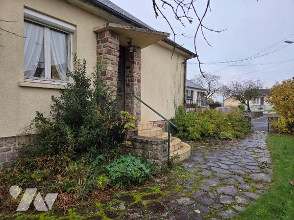 VILLAINES-LA-JUHEL (53), proche commodités, pavillon surélevé sur sous-sol de 1966 comprenant e...