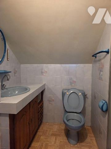 VILLAINES-LA-JUHEL (53), proche commodités, pavillon surélevé sur sous-sol de 1966 comprenant e...