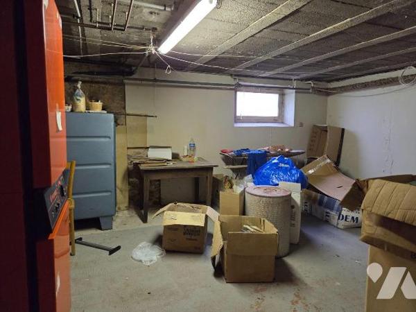 VILLAINES-LA-JUHEL (53), proche commodités, pavillon surélevé sur sous-sol de 1966 comprenant e...